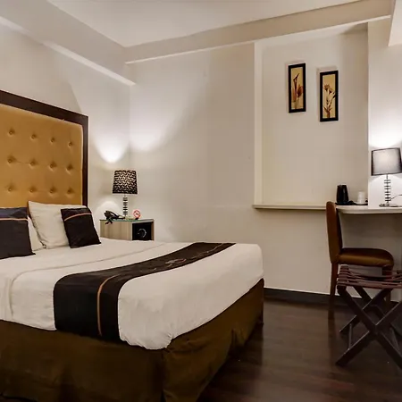 Super Oyo Townhouse Oak Grand Orienchi Hotel